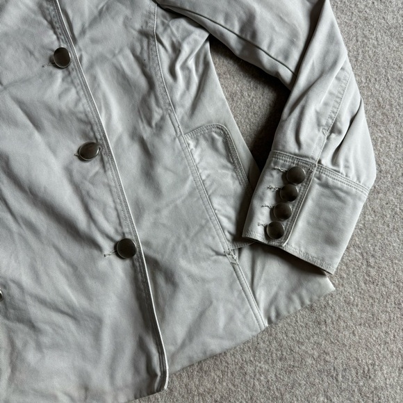 Cropped trench coat with silver hardware - Picture 3 of 6